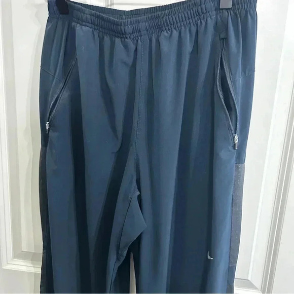 EUC Nike navy Women’s Drifit athletic pants. Zipper pockets and legs Lightweight - Picture 7 of 16